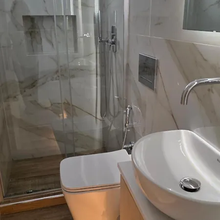 Dinas Apartment Piso Livadi