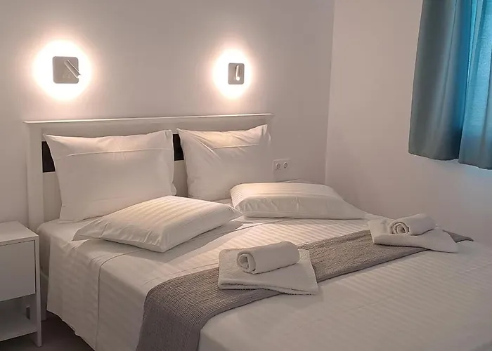 Dinas * Πίσω Λιβάδι