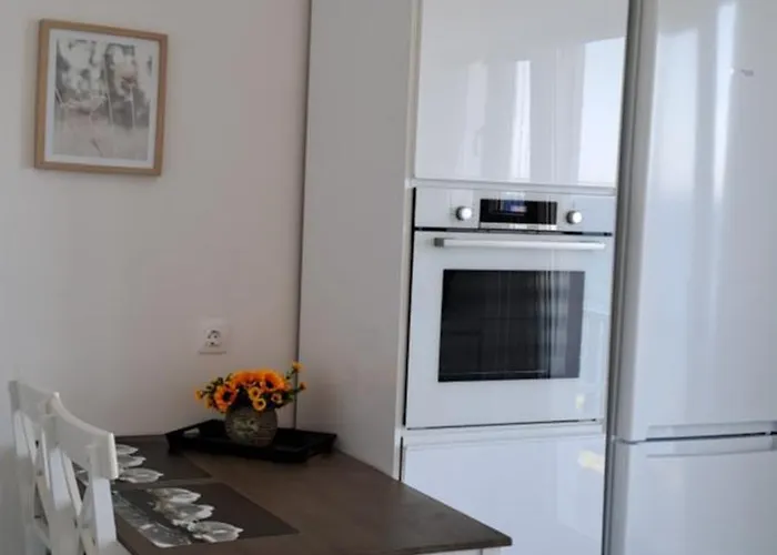 Dinas Πίσω Λιβάδι