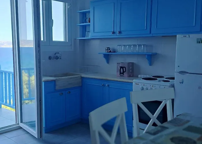 Dinas * Πίσω Λιβάδι